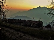 73 Salvarizza nei colori del tramonto con vista in Monte Zucco